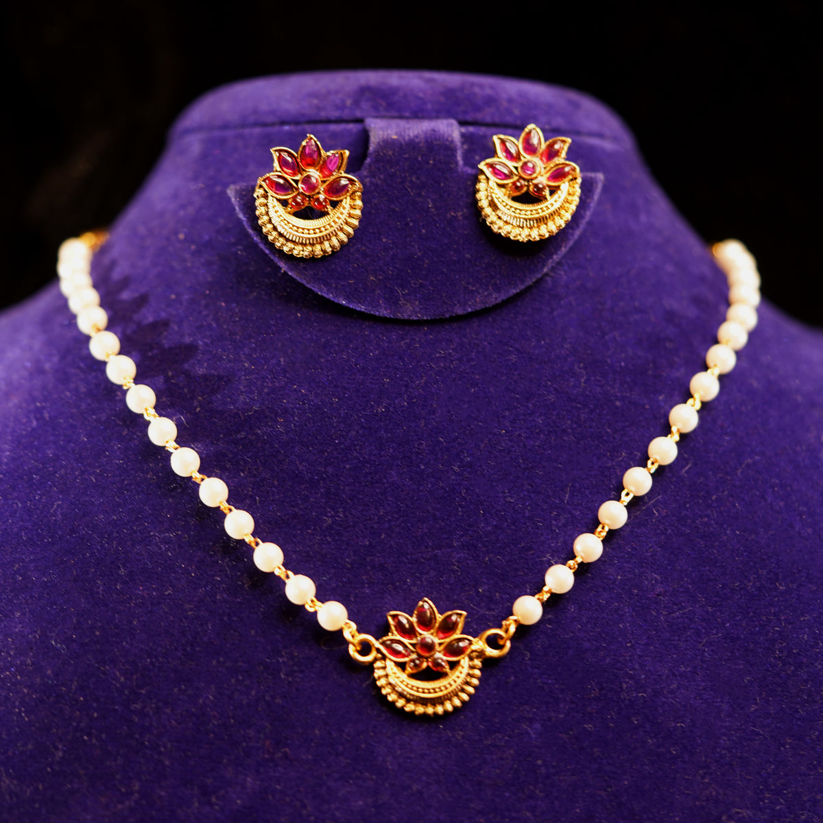 Moon Pendant Pearl Choker