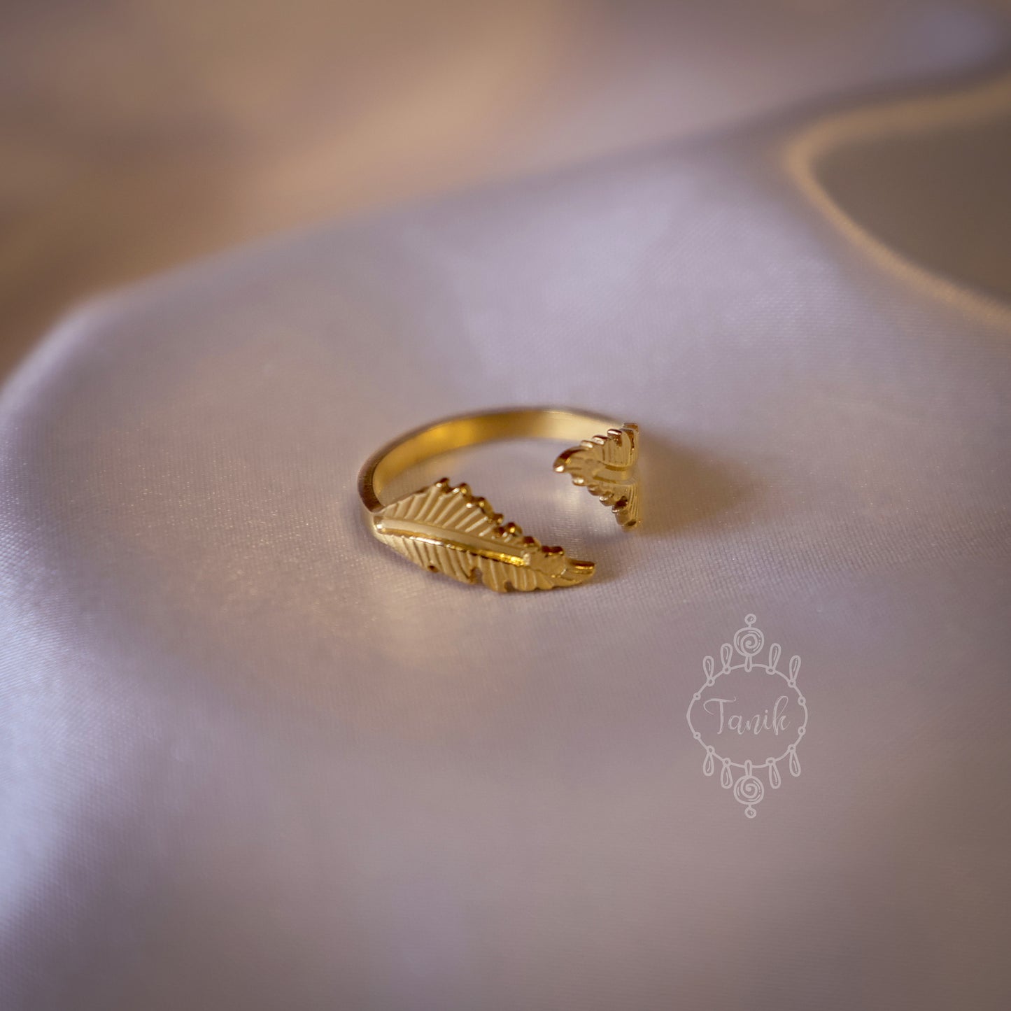 Partitioned leaf designed ring