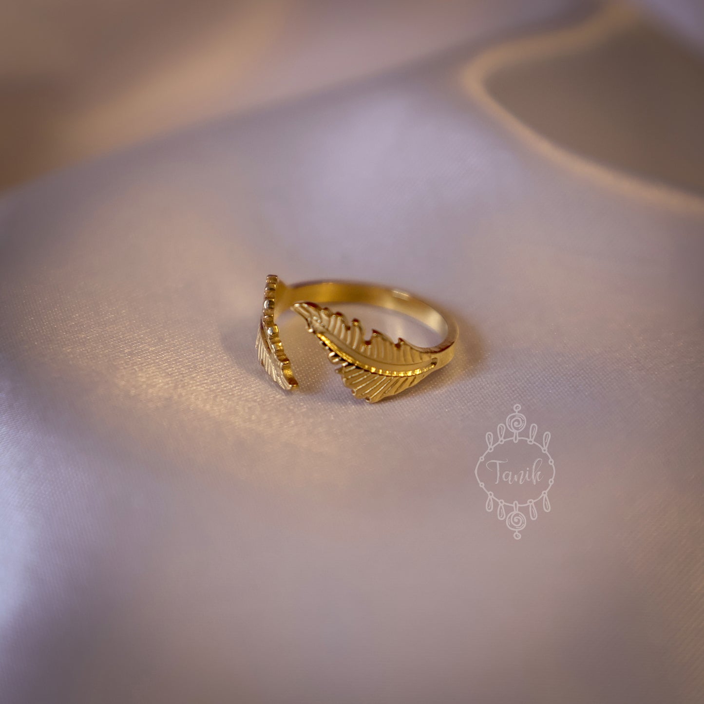Partitioned leaf designed ring
