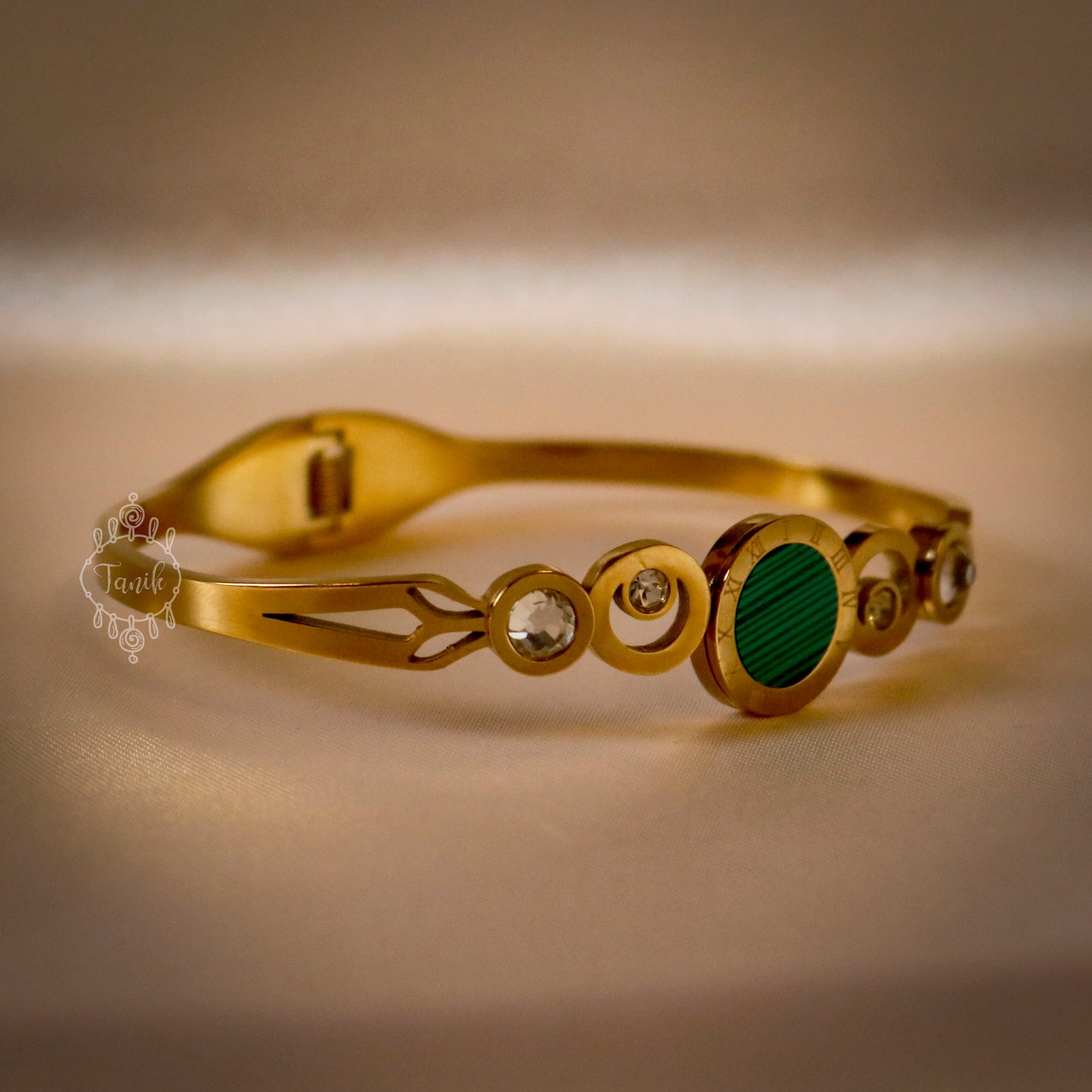 Stainless steel elegant kada with green round design