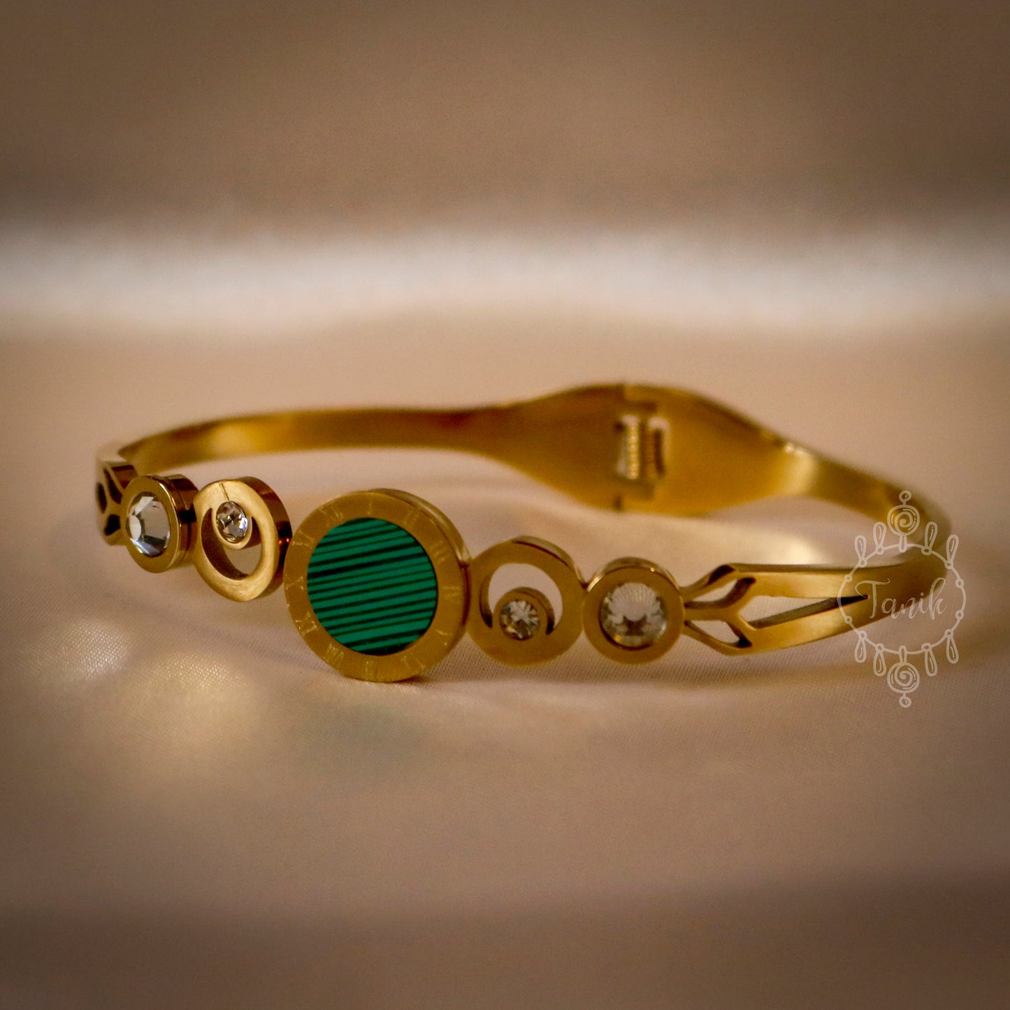 Stainless steel elegant kada with green round design