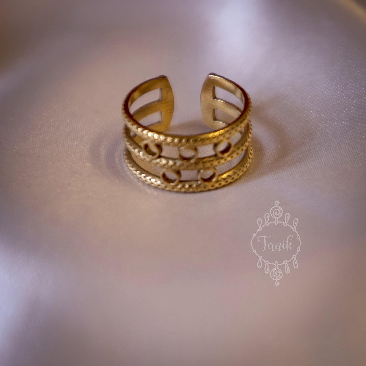 grand, big-sized ring
