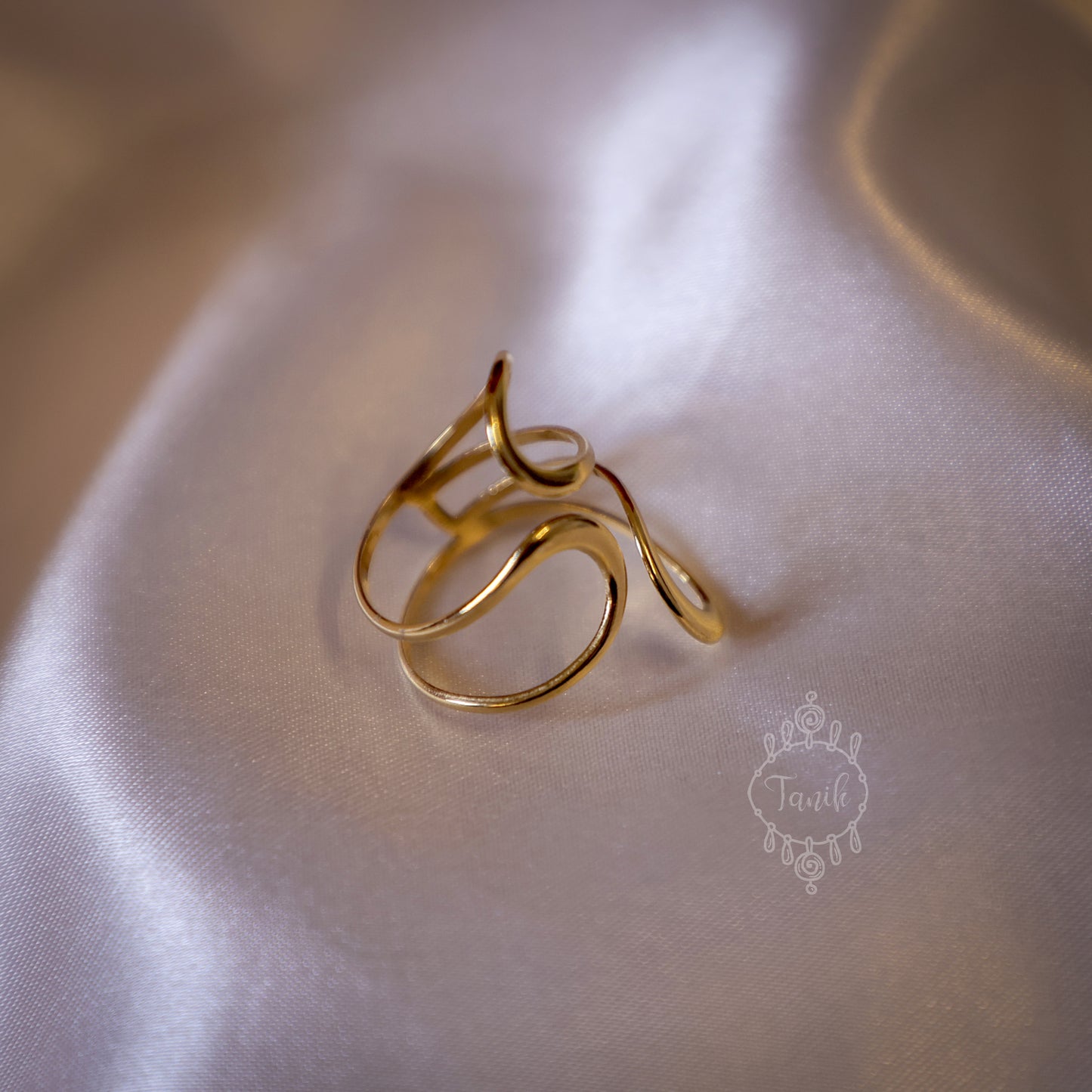 Statement flowy and elegant ring