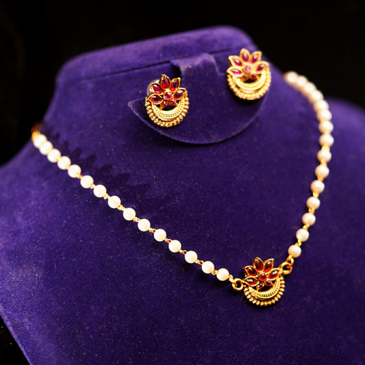 Moon Pendant Pearl Choker