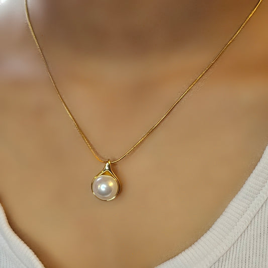 Chain with pearl pendant
