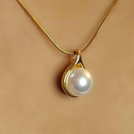 Chain with pearl pendant