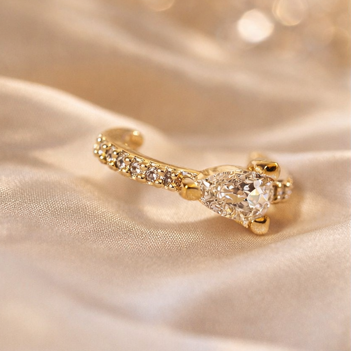 Single triangle stone cuff