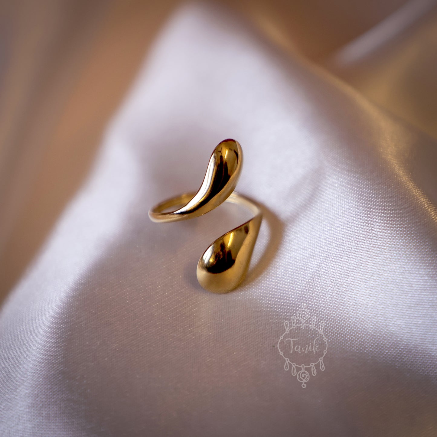 Adjustable statement ring