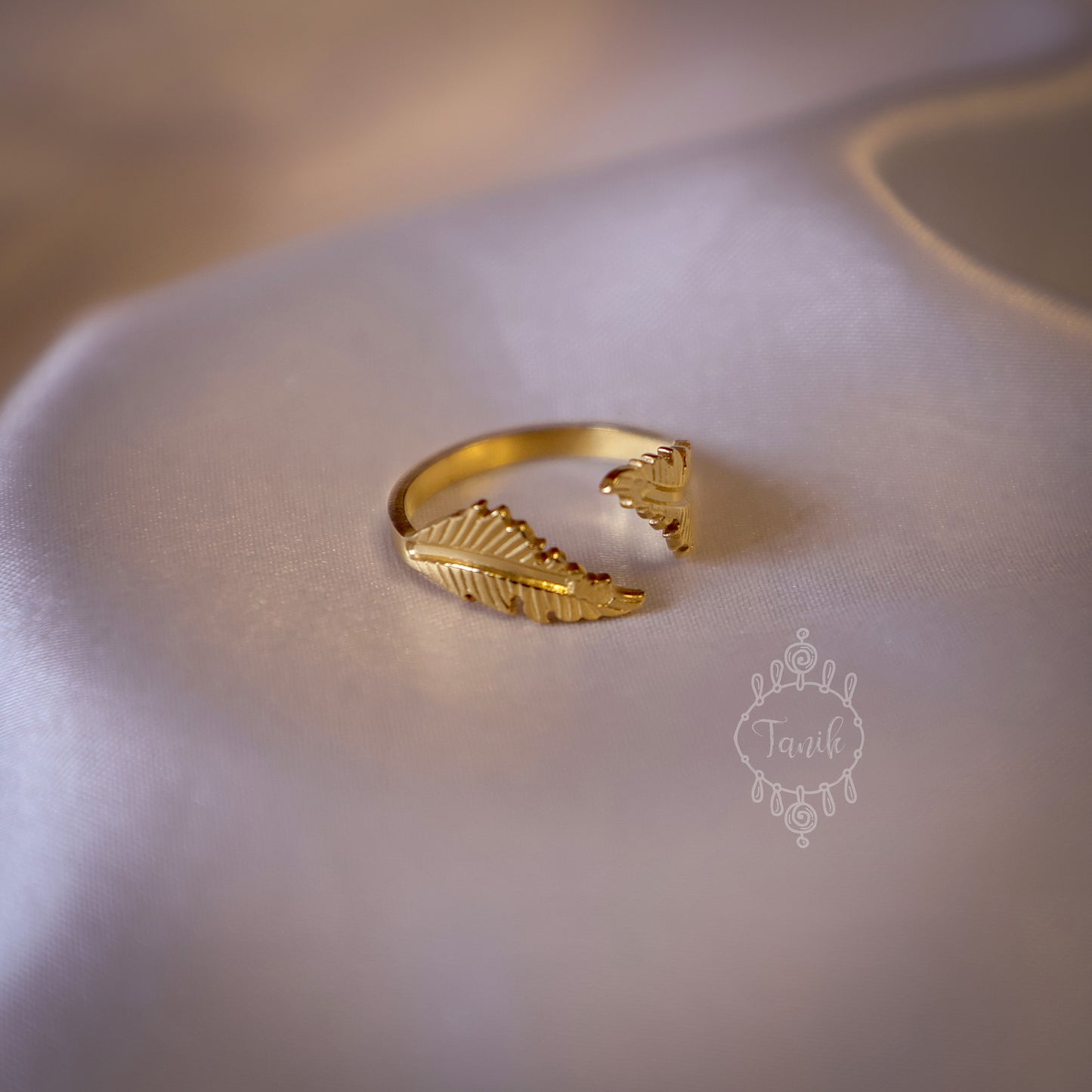 Partitioned leaf designed ring