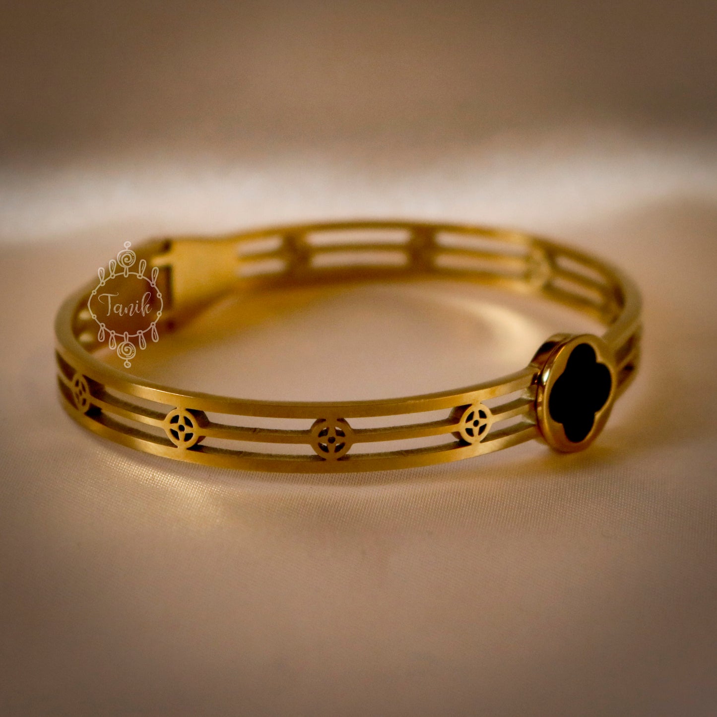 Stainless steel elegant black clover kada