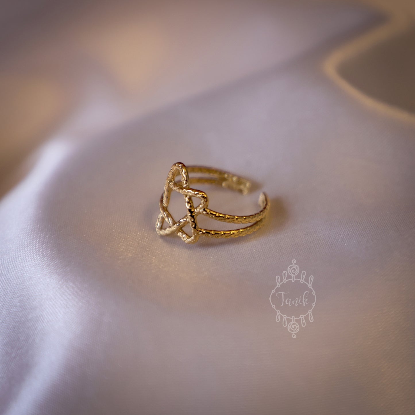 Simple and elegant ring with a star shape design