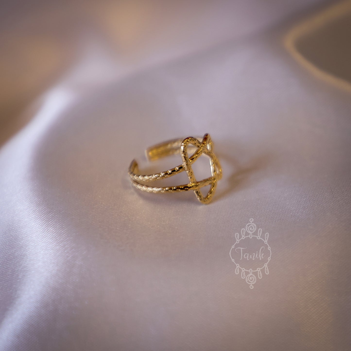 Simple and elegant ring with a star shape design