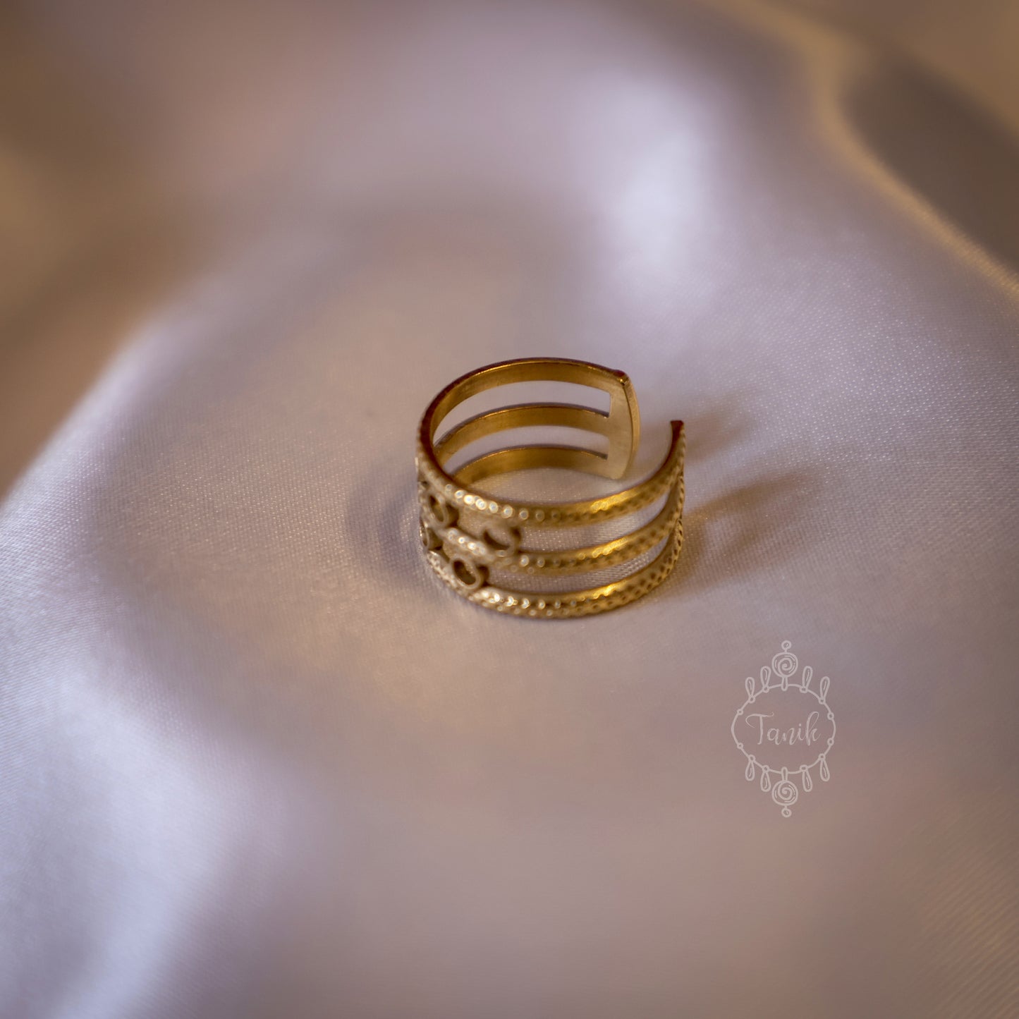 grand, big-sized ring