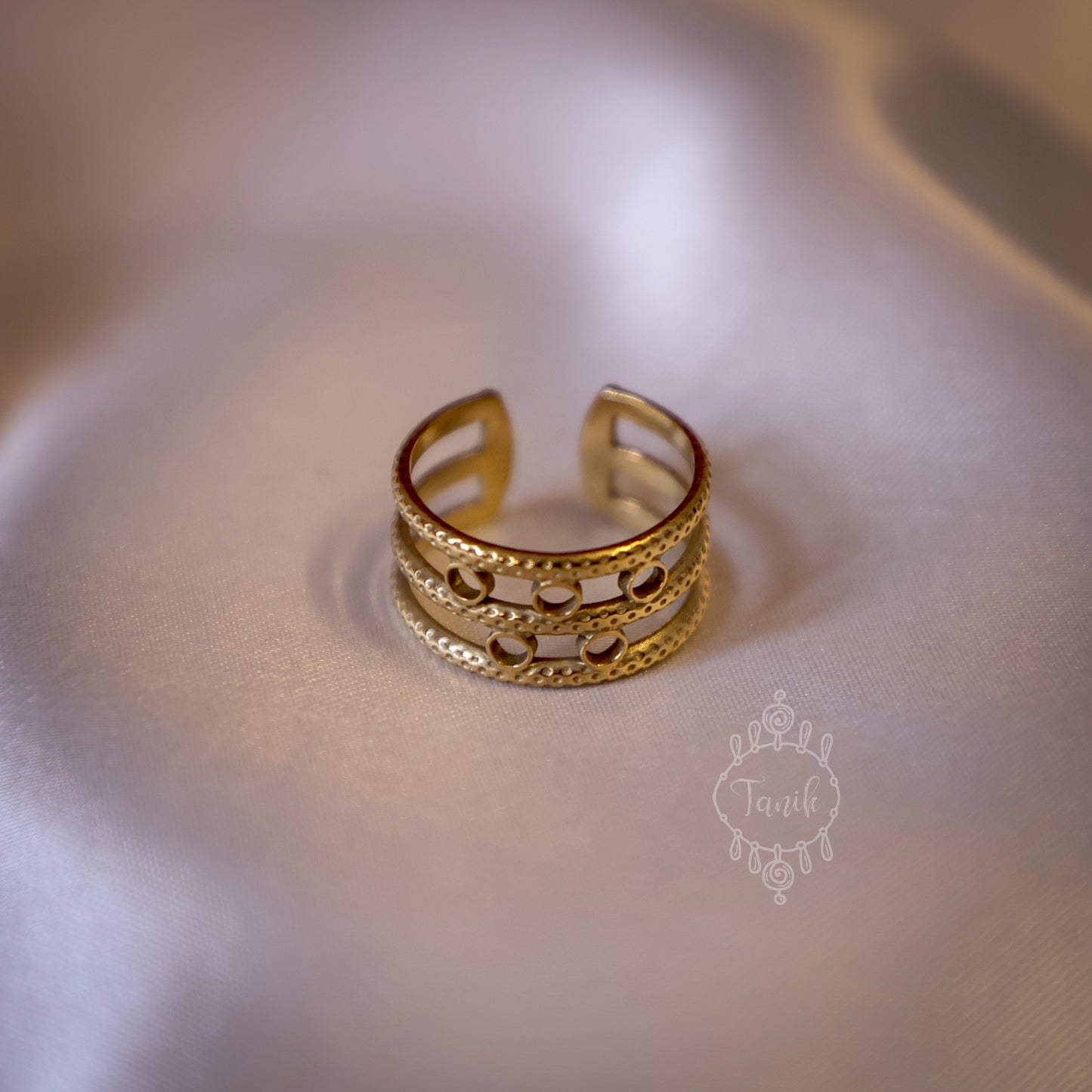 grand, big-sized ring