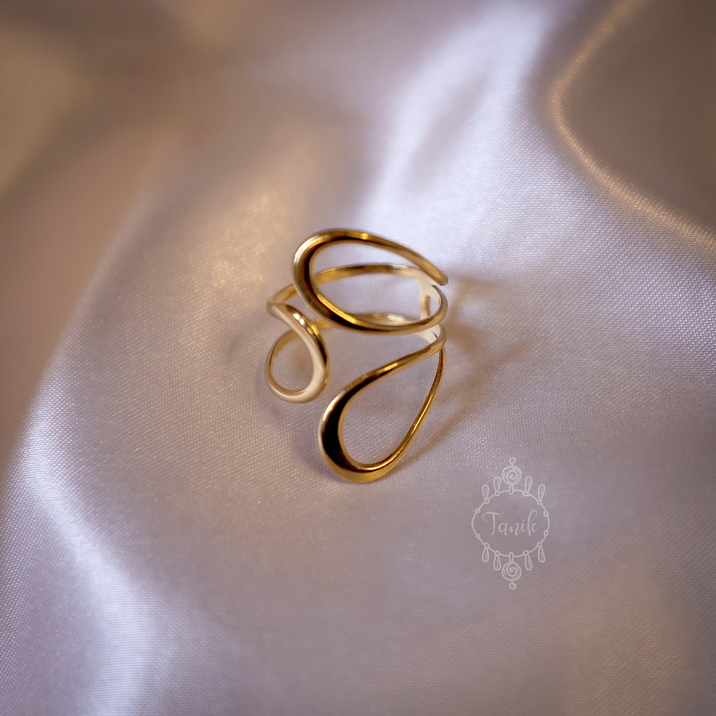 Statement  flowy and elegant ring