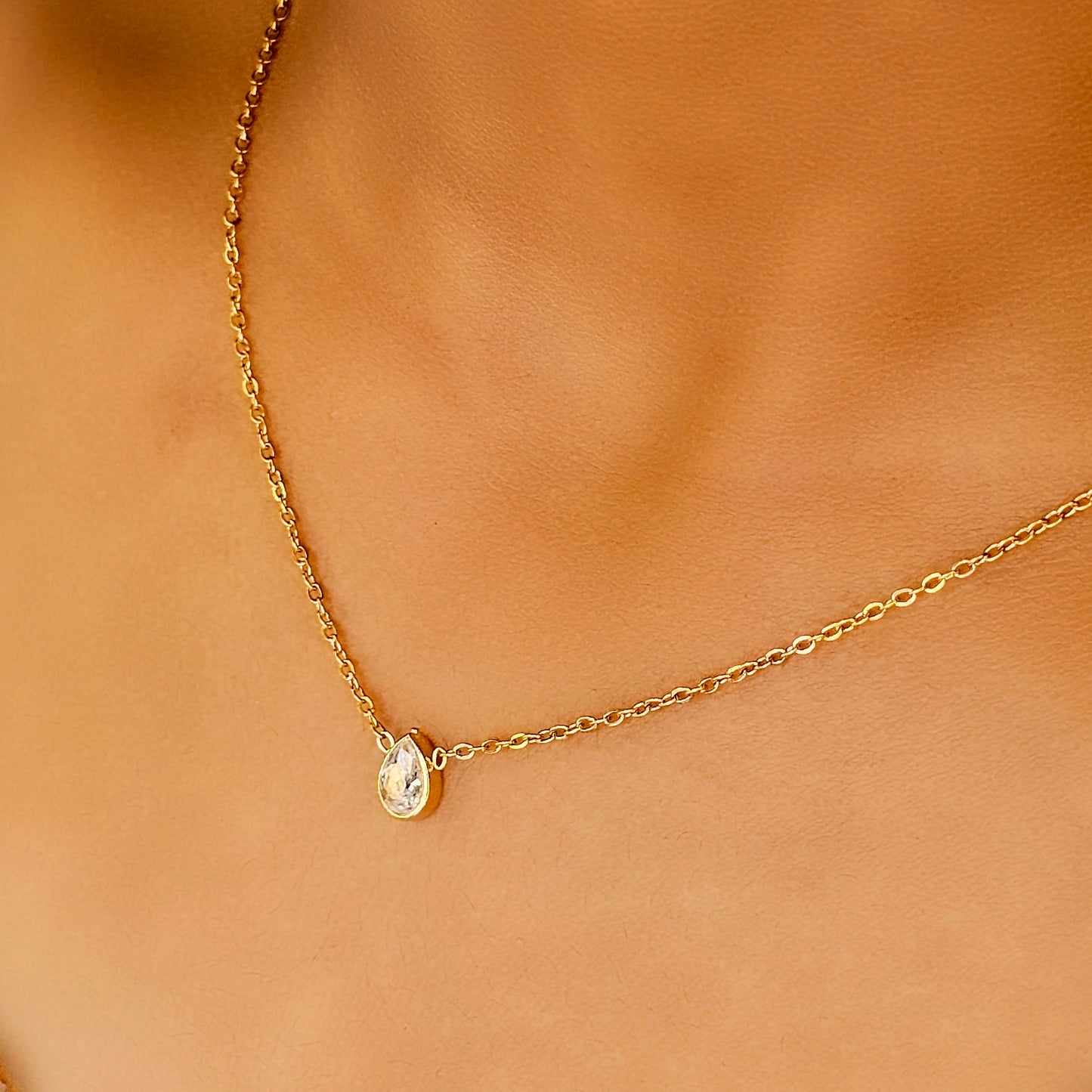 Simple chain with raindrop pendant